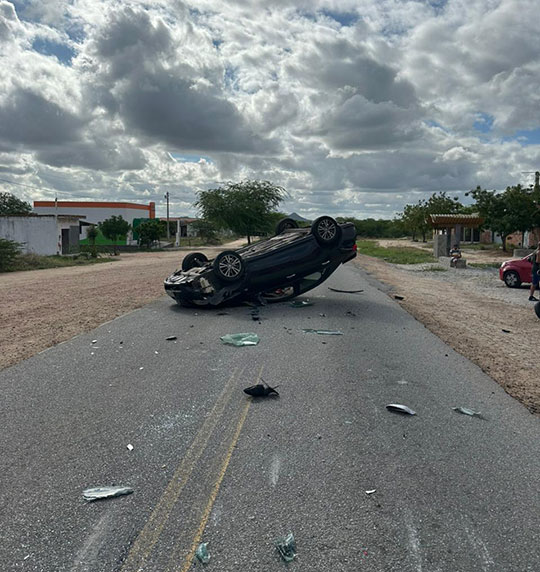 Corolla capota e bloqueia pista após colisão entre 3 veículos na BA-120, em Santaluz; ninguém ficou ferido gravemente