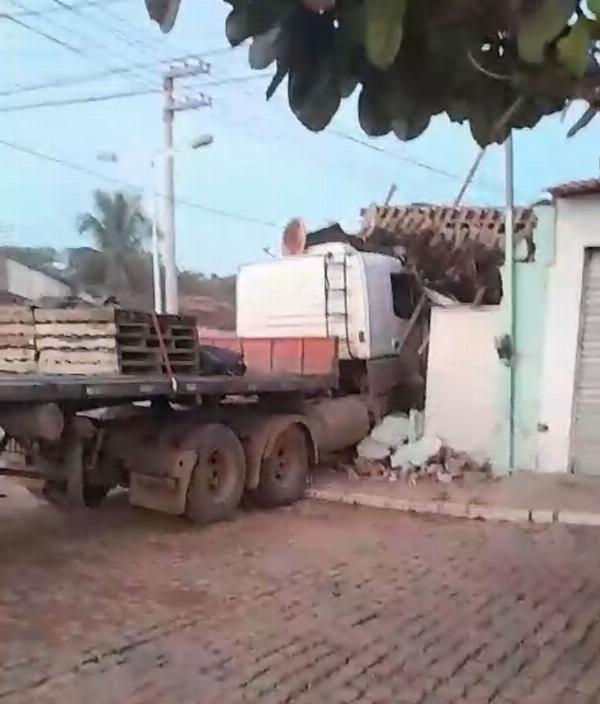Caminhão atinge estabelecimento comercial em povoado de Araci