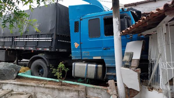 Teofilândia - Carreta desgovernada colide com residências neste Domingo