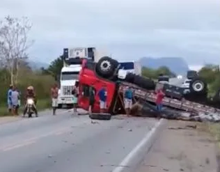 Dois caminhões colidem na BR-324, próximo a Tanquinho