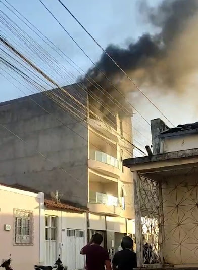 SERRINHA - Corpo de Bombeiros é chamado para incêndio em residência no Bairro da Bomba