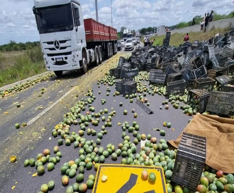 Caminhão carregado de manga tomba na BR-116 e bloqueia pista