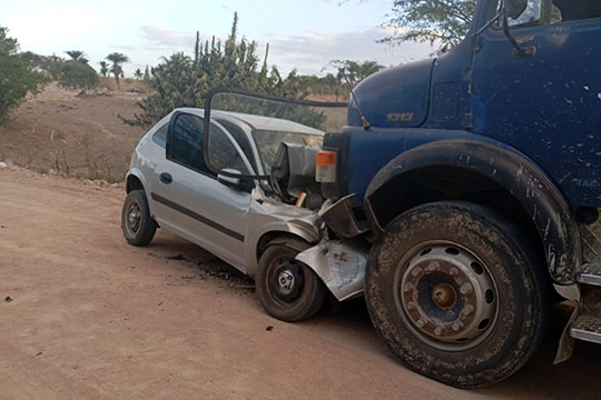 Colisão envolvendo carro e caminhão deixa ferido na BA-411, entre Barrocas e Conceição do Coité