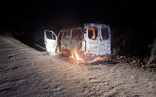 Van fica completamente destruída após incêndio em Santaluz