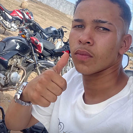 Mãe de jovem morto após acidente de moto em Santaluz pede respostas sobre quebra-molas irregular: “alguém tem que pagar por isso”