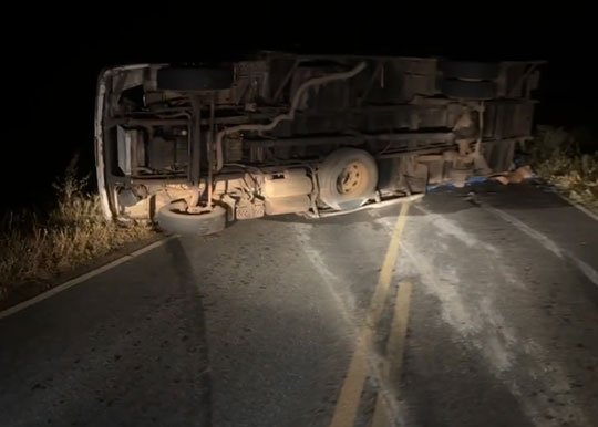 Caminhão carregado de água mineral tomba na BA-120 em Santaluz após rodas traseiras se soltarem