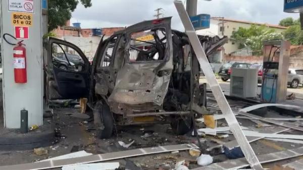 Carro explode durante abastecimento em posto de combustíveis na Bahia