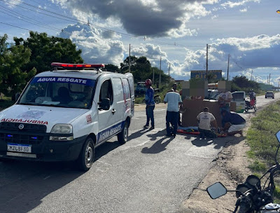 Motociclista fica ferido após cair de moto ao passar por buraco na BA-409