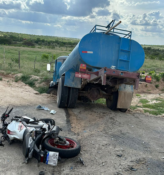 Araci:Homem morre e filha fica ferida em acidente entre moto e caminhão-pipa na zona rural 