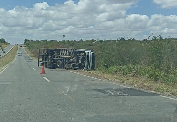 Caminhão tomba na BR-116 Norte próximo a Santa Bárbara