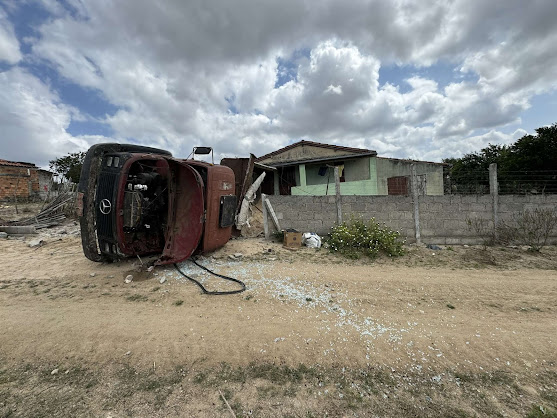 Caçamba desgovernada atinge muro de residência na Zona Rural de Barrocas. Dois trabalhadores se feriram