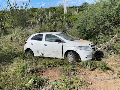 Motorista sai ileso após capotamento na BA-411 entre Coité e Salgadália