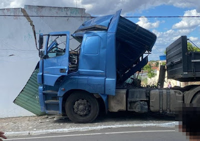 Ichu:Carreta desgovernada causa estrago na Avenida Adalberto Ferreira Santiago 