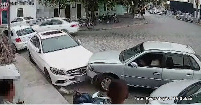 Motorista perde controle e atinge veículos em rua de Conceição do Coité