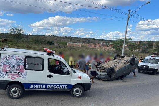 Dois homens ficam feridos após carro capotar em Conceição do Coité