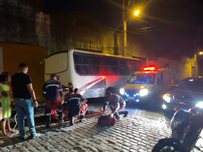 COITÉ - Motociclista bate em fundo de micro-ônibus que estava estacionado e é socorrido pelo Águia