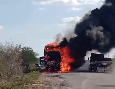 TEOFILÂNDIA - Carreta é consumida pelo fogo quando trafegava pela BR 116 Norte