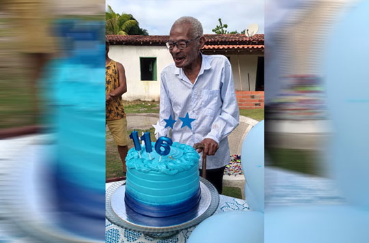 Idoso comemora aniversário de 116 anos na Bahia: ‘Ainda cai na farra’