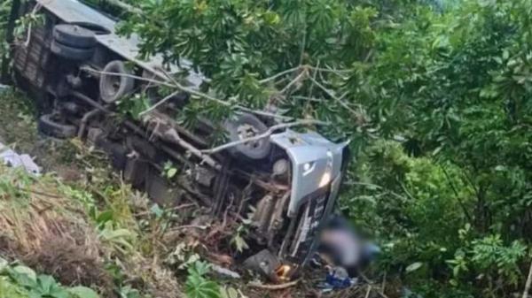 Ônibus com pacientes cai em ribanceira e deixa 4 mortos e vários feridos na Bahia