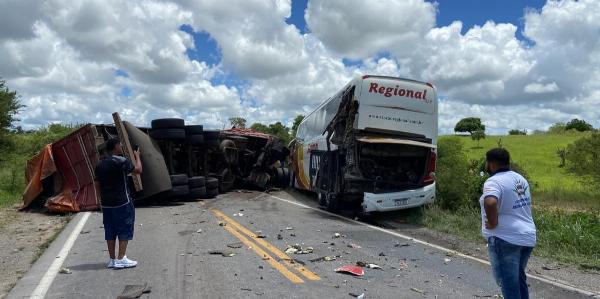 Serrinha e Santa Bárbara: Carreta e ônibus colidem em grave acidente na BR-116 Norte