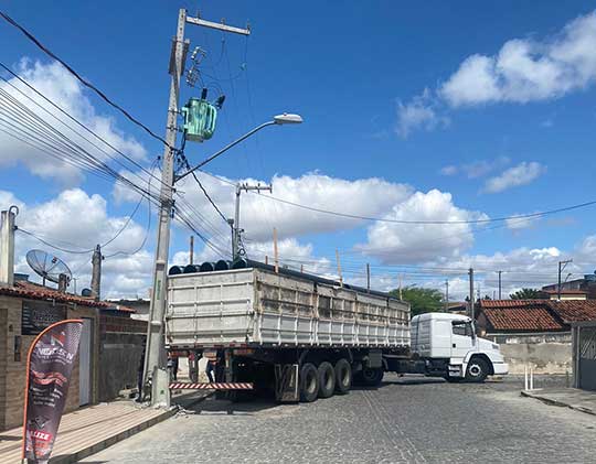 Carreta atinge e quebra poste de energia em Santaluz