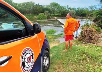 RIACHÃO - Jovem de 16 anos é salvo por populares ao cair no rio quando tentava atravessar passagem molhada com 