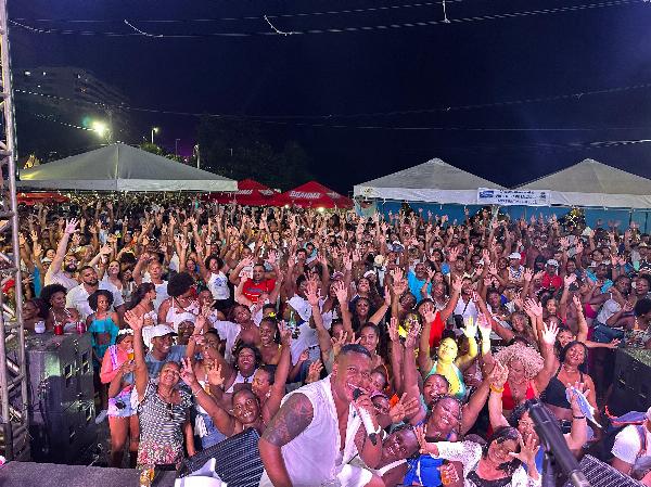 Banda samba de quina arrasta multidão em festa de Yemanjá