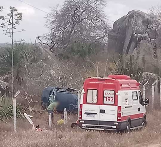 Carro com família de Nordestina capota após motorista tentar evitar colisão com moto na BA-120, entre Santaluz e Queimadas