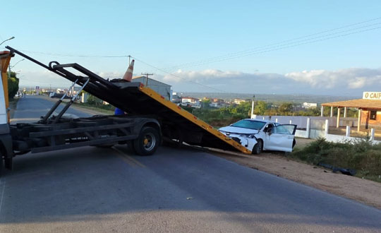 Carro capota em trecho urbano da BA-120 em Santaluz