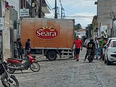 COITÉ - Caminhão desgovernado invade residência no centro da cidade