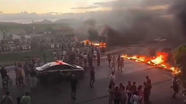 Moradores de Santa Bárbara bloqueiam BR-116 em protesto